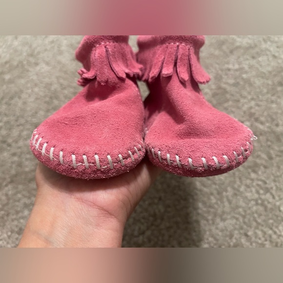 Toddle Girl’s Minnetonka Fringe Pink Leather Bootie Moccasins Size 6 - Picture 4 of 9